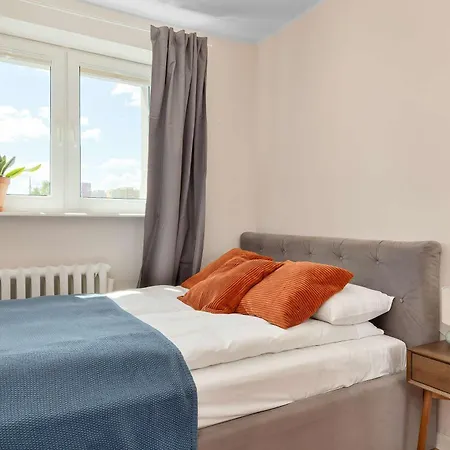 Spacious In With Balcony, Desk And Bathtub By Renters