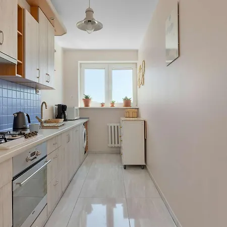 Spacious In With Balcony, Desk And Bathtub By Renters