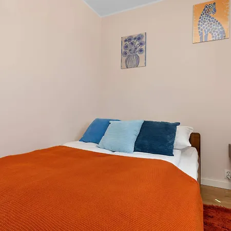 Spacious In With Balcony, Desk And Bathtub By Renters Appartement
