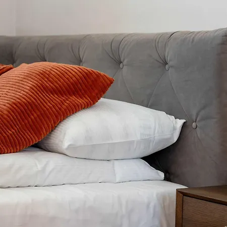Spacious In With Balcony, Desk And Bathtub By Renters Appartement