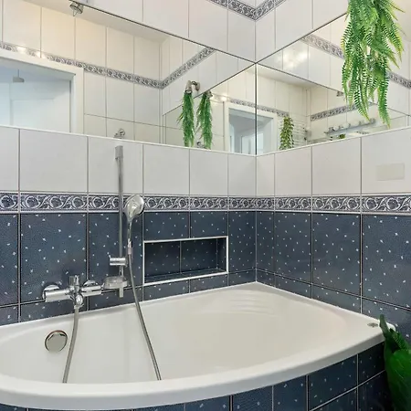 Spacious In With Balcony, Desk And Bathtub By Renters Appartement *