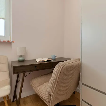 Spacious In With Balcony, Desk And Bathtub By Renters