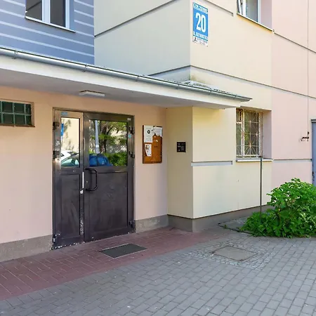 Spacious In With Balcony, Desk And Bathtub By Renters